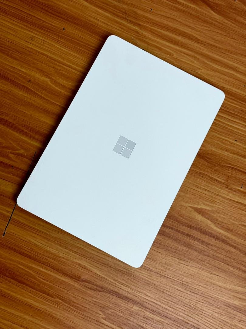 Microsoft Surface Laptop SE - Image 2