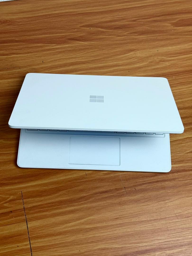 Microsoft Surface Laptop SE - Image 3