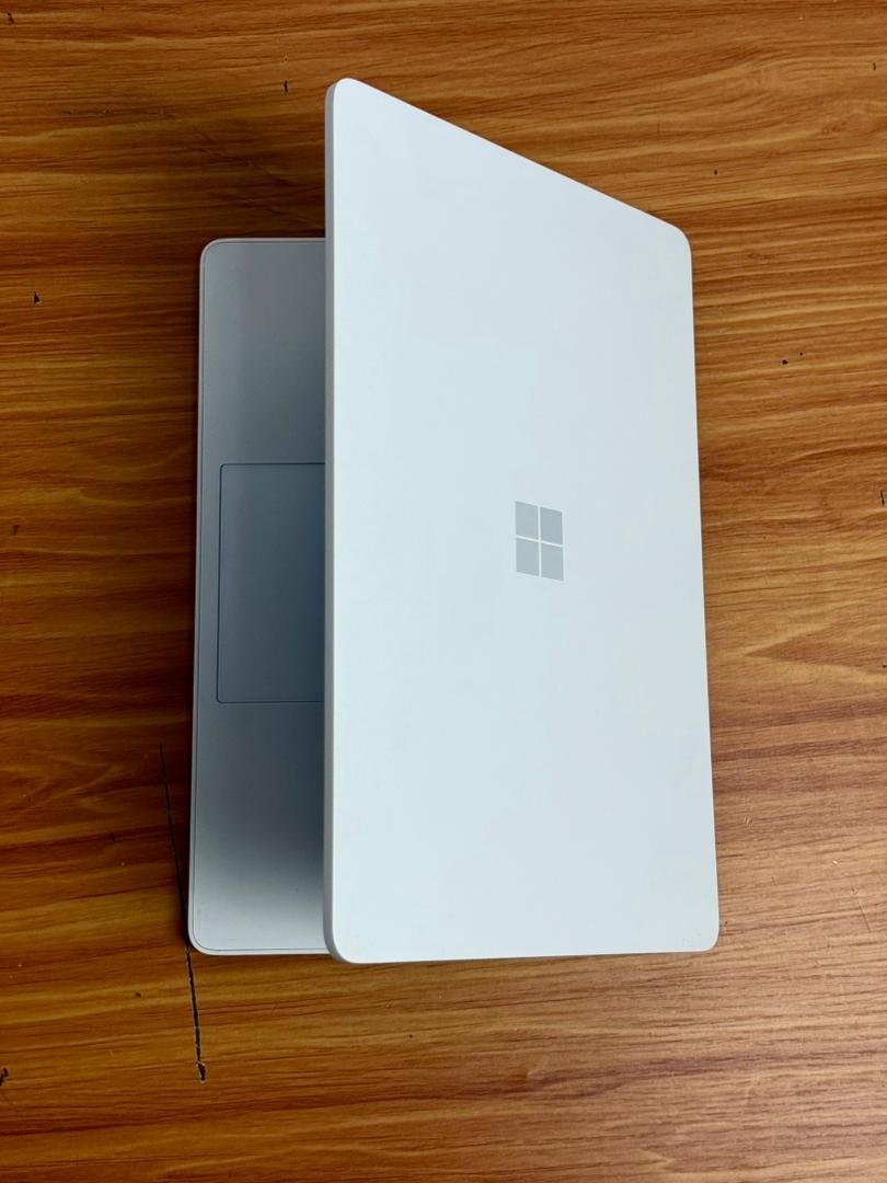 Microsoft Surface Laptop SE - Image 7