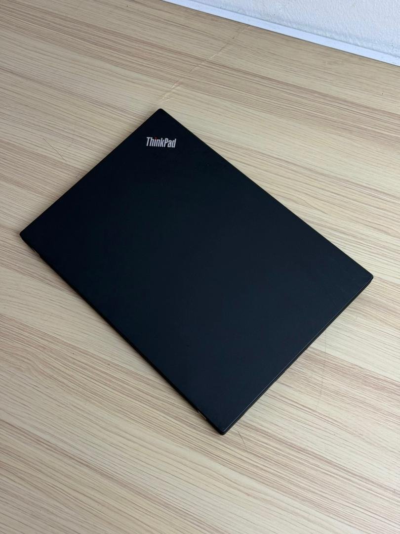Lenovo ThinkPad T490 - Image 2